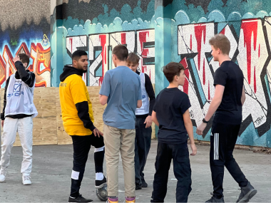 drenge på streetfodboldbane